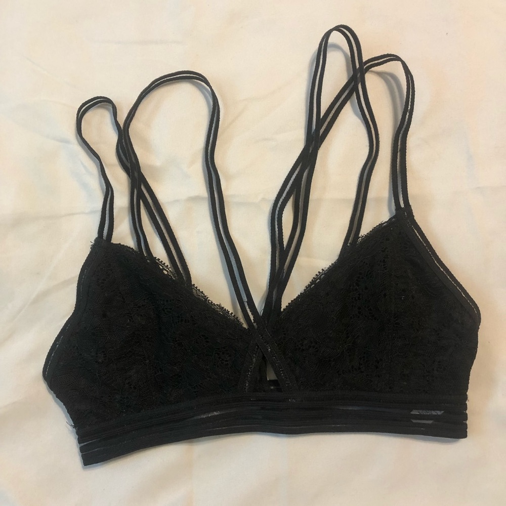 Black lace strappy brallette